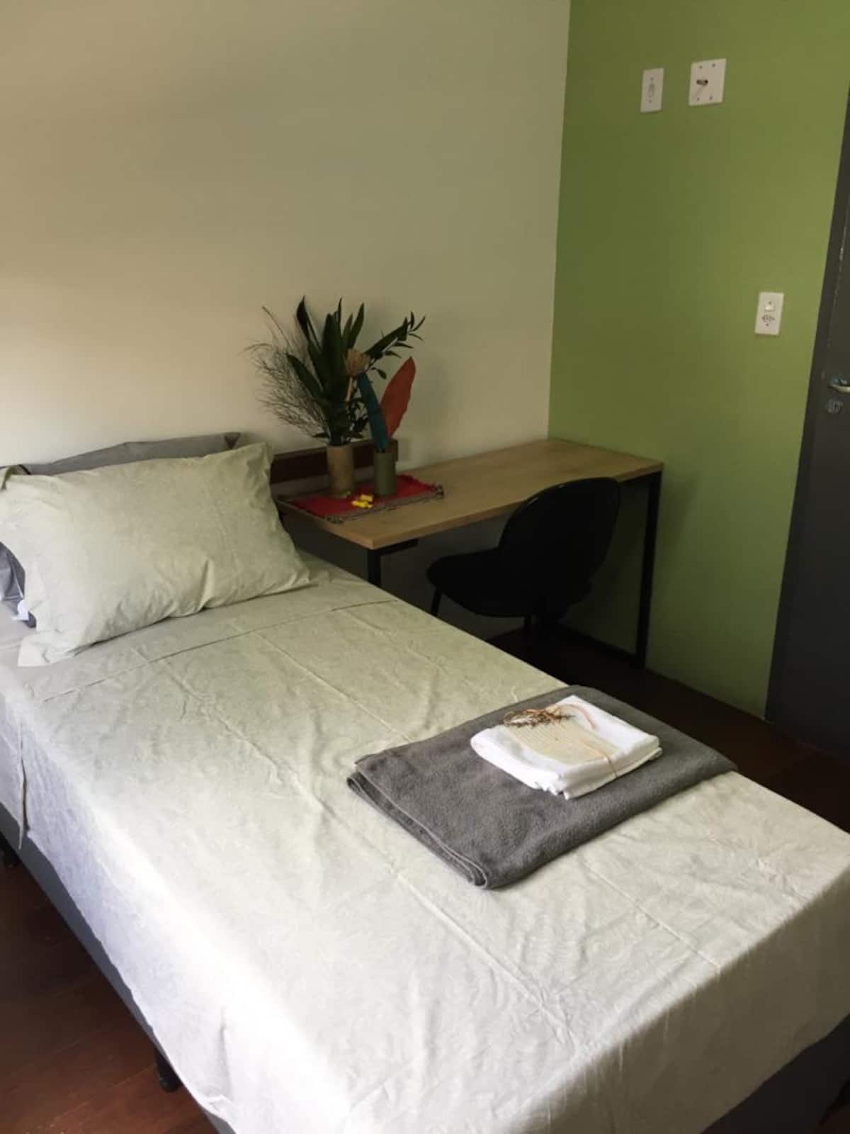 Cama de solteiro e mesa no Quarto 14