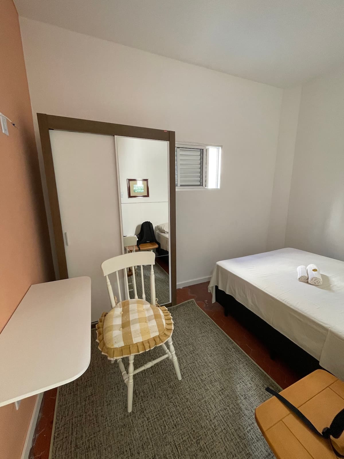 Quarto com cama de casal na Suíte 16
