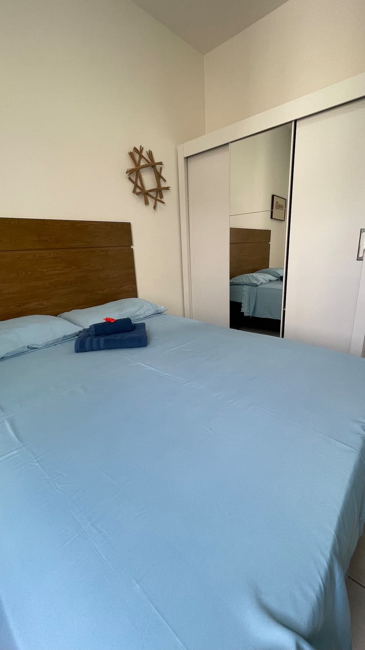 Quarto 22: cama de casal e guarda-roupa com espelho