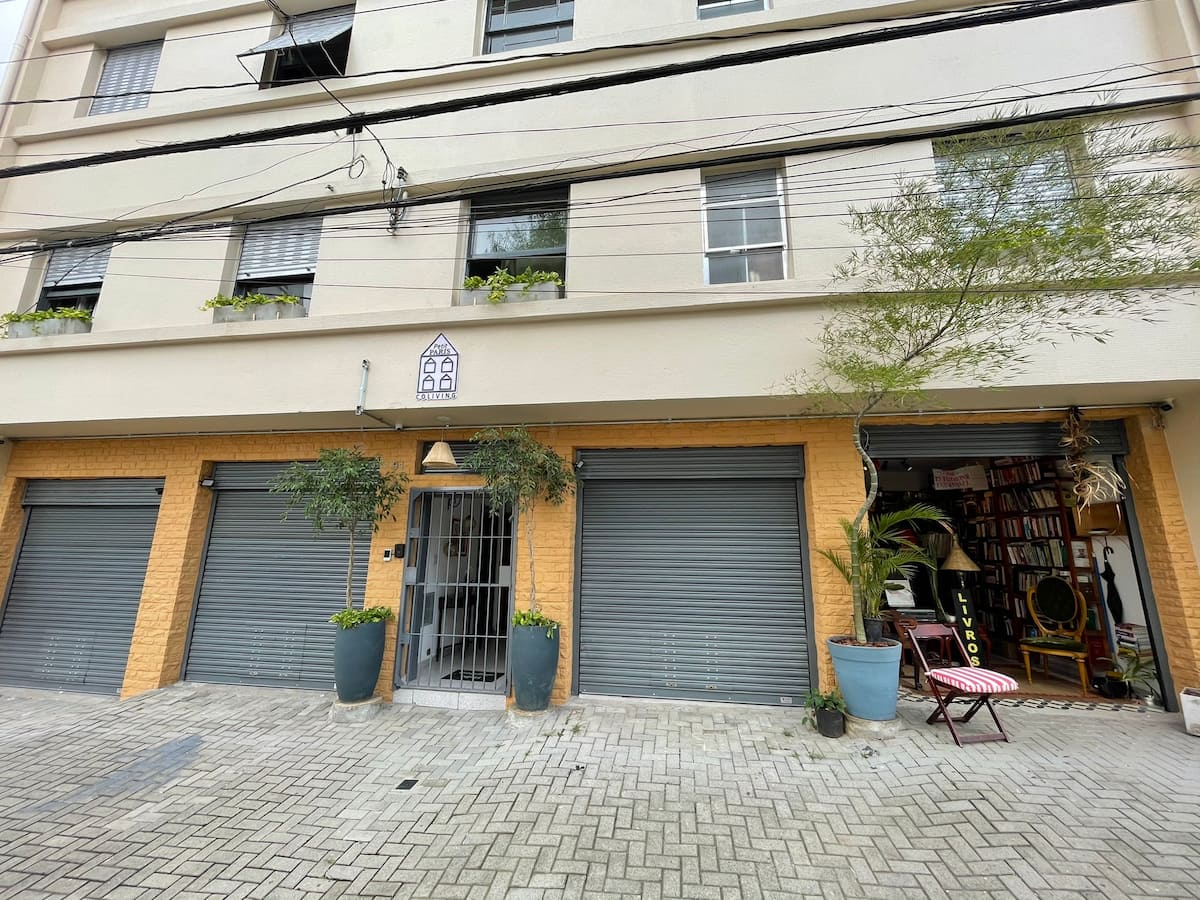 Nossa fachada na Rua dos Franceses